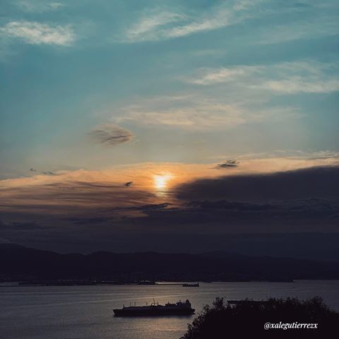 If there is a cloud in the middle of the sun. ☁️ ☀️
#sunset #sunsetlovers #atardecer #atardeceres  #nature #puranaturaleza #naturaleza #ig_color #sunset_pics #sunsetview #sunsetoftheday #purenature #gibraltar #gib #england #inglaterra 
#view #agameoftones #amazing_captures #amazing_shots #mobilemag  #earth_shotz #amateurphotography #megaphotographers #photography #ig_skylovers #moodnation #world_beautiful_sunsets