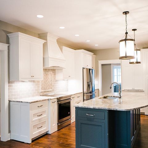 Kitchens shine when they highlight function alongside fashion. I think this one hit the sweet spot!
-
-
Check out our Houzz profile. Link in bio!
-
-
#home #housedecoration #homedesign #homedeco #kitchendesign #kitchen #kitchenremodel #kitchenremodel #kitchenisland #kitchendecor #kitchensofinstagram #kitchenware #kitchencabinets #kitchenrenovation #kitchenlighting #kitchenideas