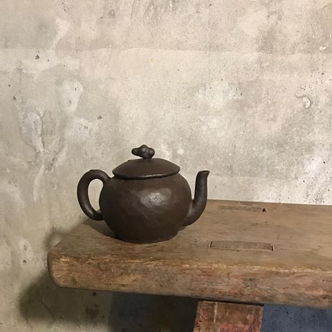 借一下天空的雲來做壺鈕
新品出窯
#陶瓷 #器皿 #茶 #茶壺 #茶具 #雲 #老屋 #宜蘭 #手作 #工作室 #pottery #ceramics #tea #teapot #cloud #oldhouse #yilan #handmade #studio