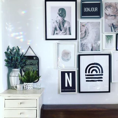 You may be aware that I ruddy love a gallery wall 🖤 some of my own in here mixed with plenty of others for an eclectic mix, absolutely nothing matches in my house and I don’t like symmetry (although I’ve tried to hang these straight ☺️)
.
.
.
.
.
.
#prints #hyggehome #postitfortheaesthetics #seasonaldecor #echodesignsuk #monochromehome #monochromeinterior #myhomestyle #monochromeprint #bonjour #lovetohome #howihome #mystylednest #housetohome #myhomevibe #nesttoimpress #homeinspo #realhomes #interiorstyling #interior4you1