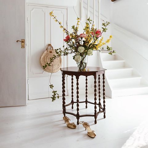Hello to cheap flowerseason👋🏼I just love it when you can step outside the garden to make the fridaubouqet🌺a bit wild and messy.. just how I like it☺️
Wish you a great friday ✨🥂
.
.
.
.
.
#interior #fridayflowers #flowers #bouquet #fredagsbuketten #inredning #hall #hallway #interiorlinapaciello #garden #gardenflowers #friday #interior_delux #interiør #theparisguru