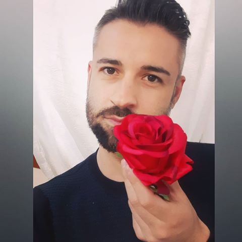 Alcuni dicono che usiamo il 10% del nostro cervello.
Io dico che usiamo il 10% del nostro cuore.
▪
▪
#love #heart #cuore #rose #redroses #myself #portrait #portraitphotography #portrait_shots #instaportrait #instamoment #instadaily #instadailypic #photooftheday #amour #igersitalia #igerstoscana #tuscany #people #people_infinity #peoplegallery #instagrammers #igdaily #frasi #portrait_ig #intaday #man #instaman #instabeard