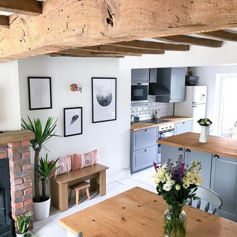 An oldie but a goodie 👆I had plans to tidy up today and get the house straight after a busy bank holiday weekend... but my two year old & seven week old had different ideas 🤦🏻‍♀️ So here’s an old snap of my kitchen at its tidiest 📸 ✨ I miss my house looking like this 😂