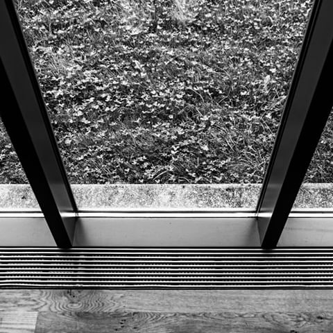 #36fotogramma #germany #badenwürttemberg #weilamrhein #vitra #vitradesignmuseum #factory #window #grass #floor  #minimal #graphic #architecture #architecturephotography #bw #bwphoto #bwphotography #fujifilm #fuji #fujifollowme #fujixt2 #xt2
