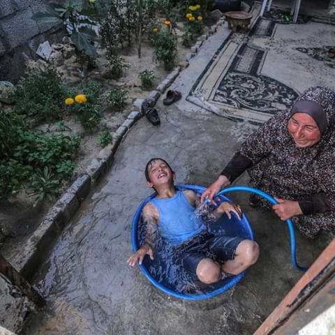 A Palestinian mother washes her son, six years-old Kareem Abu Muhsen inside their house during a hot day in a slum on the outskirts of Khan Younis refugee camp, Gaza Strip, 23 May 2019. 📷 epa-efe / @saber.epa 
#palestinian #palestinians #palestine #palestine🇵🇸 #mother #son #child #boy #house #hotday #hotday🔥 #hotdays #hotweather #hotweather☀️ #slum #khanyounis #refugeecamp #refugeecamps #gaza #gazacity #gazastrip #epaphotos