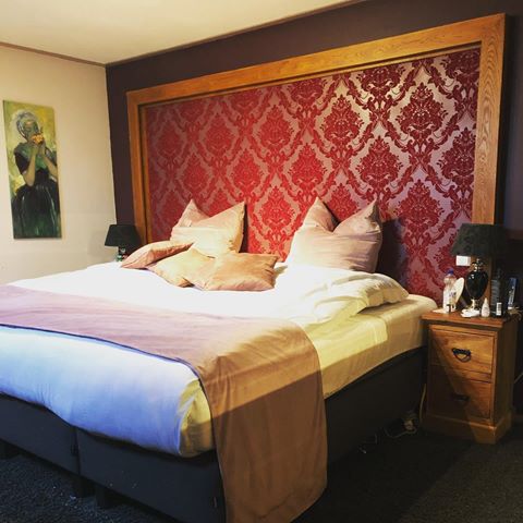 Our #bedroom, we just love it the #headboard is #diy and we’re so happy with it 😍 #bedroomdecor #bedroomideas #bedroomdesign #bed #superkingsizebed #slaapkamer #slaapkamerinspiratie #slaaplekker #slaapkamerstyling #schlafzimmer #schlaf #interiorstyling #solebich #schoenerwohnen