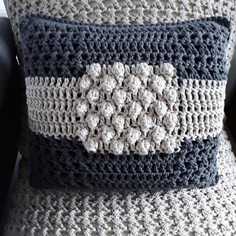Nový vzor háčkovaného polštáře, rozměr: 55 cm × 65 cm ⭐️ #almadeco#homedeco#knitting#interiordesign#inspiration#decoration