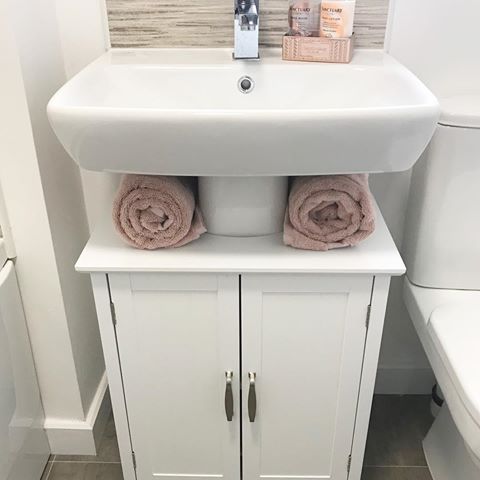 💖Spot the difference💖 Swipe right! Thanks to the suggestions of some lovely people on here I managed to decide on blush pink towels for the main bathroom (and convince Mark that they were acceptable 😂). Now just to make sure that nobody actually uses them! 😂 #newbuildhome #newhomedecor #newhome #barratthomes #barratt #bathroomdecor #bathroomstorage #undersinkstorage #instahomedecor #bathroomsink #towels #mybathroom #blushpink #pinktowels #blushpinkdecor #spotthedifference #engagewithhomeaccounts