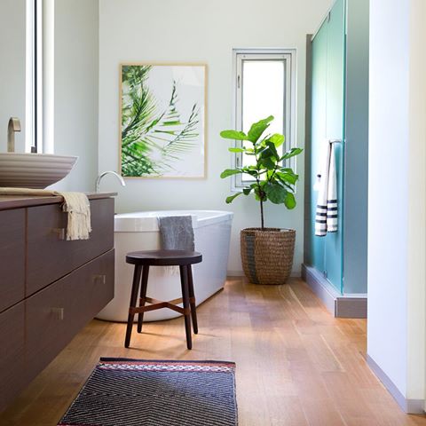 Bringing the outdoors in is one way to celebrate Earth Day. Tap the link in bio for the story of how @place_interiors and  @clockworkad embraced nature in their Kansas City home!
.
.
Image: @imjessicacain
© Houzz 
#architecture #interiordesign #earthday