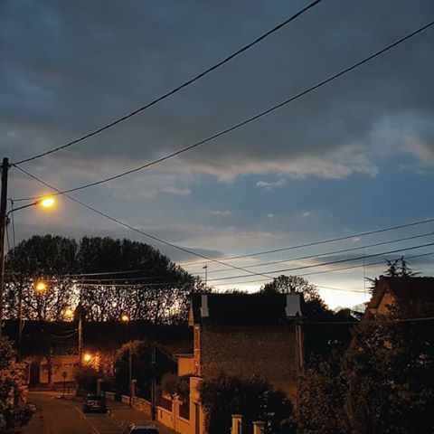 The night falls 
You can see also @lili_bop_paintings 
#night #ciel #citylights #coucherdesoleil #sunlight #casas #life #anochecer #streetphotography #fotografia #street #houses #clouds #rue #sky #church #houses #skylight #photography #paysage #cityscape #landscape #citylandscape #landscapephotography
#city #magic #photoofday #instapic #landscapeslovers #bluesky