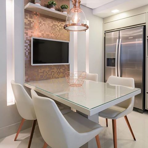 Ambiente de refeições na cozinha super harmonioso com móveis claros e pastilha em cobre!
✔️Projeto @moniserosaarquitetura