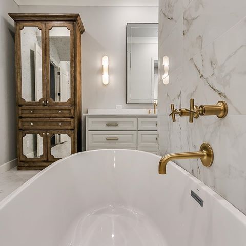 Marble, gold and two tone cabinets! This luxury master bath sparkles!! ✨
Also, my goal with cabinet designs is for them to look like furniture pieces NOT cabinets. 🙌🏻 Paint: Crushed Ice SW7647
#luxury #masterbath #faucet #marble