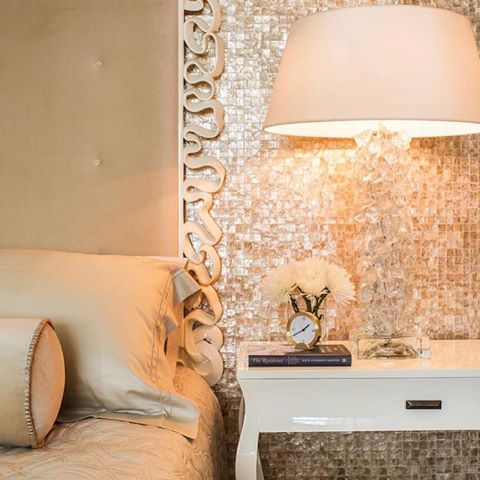 This gorgeous bedroom features our @mayaromanoff Flexi Mother of Pearl Mosaic™️ handmade walkcovering.
.
Thank you @phillipsilverdesigner for sharing your glamorous interior design!
.
#WallToWallWithMaya
#MayaRomanoff
#LuxuryWallcoverings
#InteriorDesign