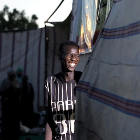 A Sudanese protester smiles as he peaks into a tent where tea is being prepared during Ramadan at the site of a sit-in, near the army headquarters in Khartoum, Sudan, 21 May 2019. 📷 epa-efe / @amelpain 
#sudanese #protester #protestor #protesters #protestors #smile #tent #tea #ramadan #ramadan2019 #ramadanmubarak #ramadankareem #ramadankareem🌙 #ramadankarim #holyramadan #holymonthoframadan #armyheadquarters #khartoum_sudan #khartoumsudan #khartoum #sudan #epaphotos