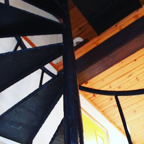 We looked at around 20 cabins in one weekend when we were cabin hunting. When I walked into our now home and saw the spiral stair case I was instantly sold.
Not practical but so cool.
#tinyhouse #tinycabin #spiralstaircase  #midcenturyhome #midcenturymodern #yellowdoor #nestandthrive #myvintagehome #stairsdesign #handmademodernhome #remodel #renovation #cabinlove