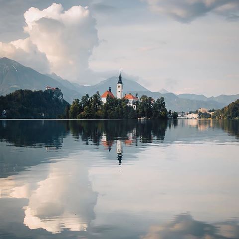 Lake Bled in northwestern Slovenia was originally used by polytheistic pagans as a temple consecrating Ziva, the Slavic goddess of love and fertility. But during the wars between the local pagans and Christians, which ended in AD745 upon their conversion to Christianity, the temple’s altars were destroyed and a church dedicated to the Virgin Mary was built in its place. The current Baroque iteration of the church has stood since the 17th Century. 📸 Photo by @jordhammond #lakebled #travelphotographer #dronephotography