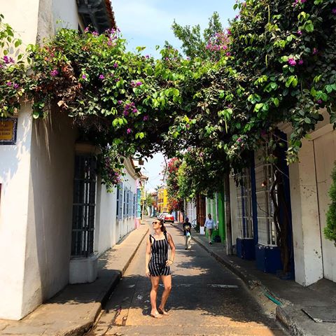 Walked around the historic center of Cartagena, Colombia yesterday and took a few pics against all of the beautiful colors in this cute romper number. Later we discovered a giant hole in the seam of the🍑 that occurred at an unknown hour of the day 😳😂😂😂. Hope everyone enjoyed the show. 🙈 #cartagena #traveltheworld #southamerica #colombia🇨🇴 #colorfulcitystreets #lovetravel #billabongfail