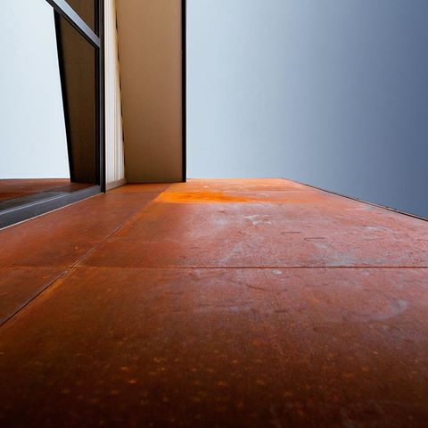 The raw + natural beauty of #corten steel.
We used this as cladding for a wall that projected from outside the home to the interior. 
For those that don’t know CORTEN steel is made up of a group of steel alloy materials which when left uncoated and exposed to the natural elements develops this rusted finish. Despite the corrosion on the surface of CORTEN Steel, the material still contains twice the tensile strength to that of mild steel. Making it pretty kick-ass 👊
#TWH497
#trentwoodhomes