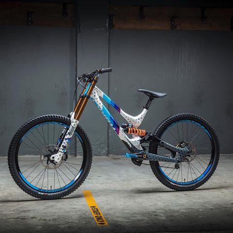 Check out @kblock43’s @iamspecialized Demo 8 that @troyleedesigns painted to mimic the race livery from his #BlockEscortCossieV2. This 2019 livery is asymmetrical on my new Ford Escort Cossie V2 - and it’s the same on the 40 Float 27.5 fork and @iamspecialized frame.
// @ridefoxbike #ridefox