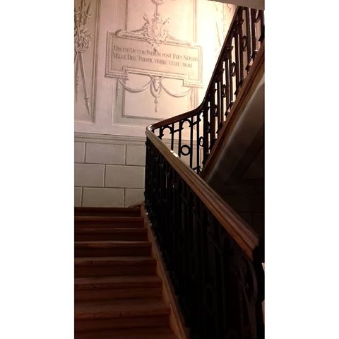 Another stairs .
.
.
#stairs #waytoheaven #oldstairs #oldhouse #everythingisold #brown #white #classy #architecture #art #vintage #ingoodstyle #instapic #instagood #instamood #notprofessionalphotographer #photography #photooftheday #idkwhatelse #imthehashtagqueen #likealways 💁💕
