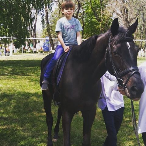 Сын в первый раз прокатился на лошади.
#сын #портрет #фото #весна2019 #лошадь #прогулка #верховаяезда #portrait #horse #walk