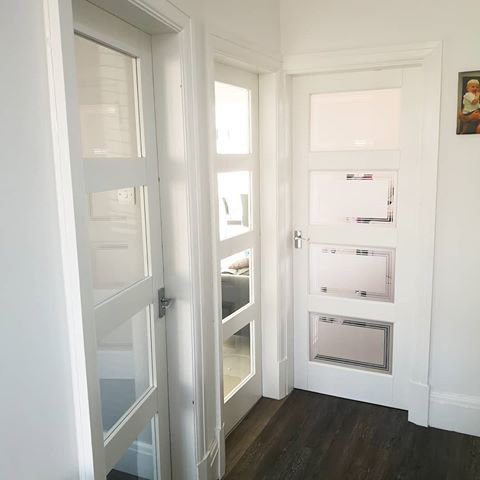 All the doors in the hallway now fitted! Everything is so much brighter now which was the main aim 👌 
Happy Friday! What's everyone's plans this weekend? I'm off to a family 18th! .
#homeware #homedetails #homedecor  #whitedecor #whitehomedecor #hallwaydecor #hallway #glassdoors #homeaccount #houseaccount #budgethome #ilovemyhome #interiorismo #mrshinchhome #hincharmy #hinching #interior4you1 #instahome #instagramhome