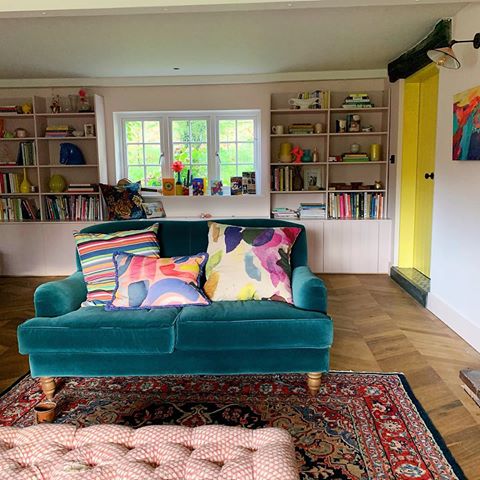 I’m back! I’ll be resuming my Friday live Q&A today at midday so if you have any questions you’d like to ask me about interior design then pop onto my stories at 1200 and just ask! I hold this design Q&A every week to help people with their design dilemmas. I just love it and never know what’s going to come up so hop on and see what people are getting stuck with. Renovating and styling your home is full of pitfalls and everyone wants to get it right. I love to help if I can so see you later! .
.
.
.
. #myhomevibe #sassyhomestyle #colourmyhome #nestandthrive #howivintage #myeclecticmix #currentdesignsituation #dslooking #ihavethisthingwithcolour #banthebeige #colourscheme 
#interiorstyle #interiordecor #homeinspo #elledecor #instahome #interiors #interiordecor #interior #interiordesign 
#makeyousmilestyle #colourlover #colourhunter #stylesurgery #designdilemma #designdoctor
