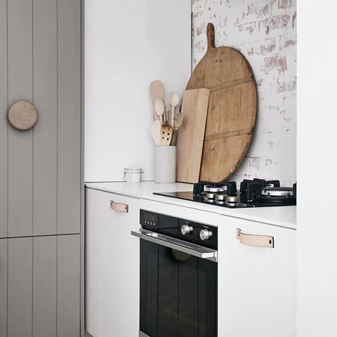 Created by @carolewhiting and @whitingarchitects, this compact kitchen is both gorgeous and highly functional. With beautiful materials and finishes, and a suite of Fisher & Paykel kitchen appliances – what’s not to love?
📷 @sharyncairns
#fisherpaykel #fpkitchenperfection #fpsocialkitchen #carolewhiting #whitingarchitects