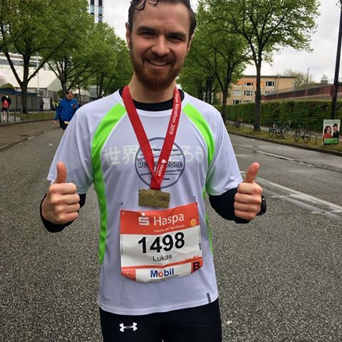Was ein Wahnsinns Tag.  Vor 5 Jahren hab ich in Frankfurt mein ersten #marathon in einer Zeit von 3:54:21 absolviert. Nach meinen zweiten Marathon in Köln und einer Zeit von 3:30:33, keimte die Hoffnung auf ein sub 3 Marathon. 5 Marathons später hab ich mein Ziel beim #hamburgmarathon erreicht.  Mit einer Zielzeit von 2:58:36  Ein spezieller dank geht an meinen Coach @twinsdad73 ohne den ich es nicht geschafft hätte. 🙏🏻👍🏻😊 #wechselzonepodcast #marathontraining #sport #laufen #hamburg #sub3