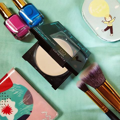 An everyday essential😌
_
#styleinsense #Aprilfeed #fashionblogger #makeup #flatlay #greens #powder #maybelline #palette #makeupbrushes #aesthetics #colors #nailpaints #motd #ipreview via @preview.app