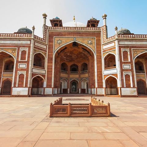 A quaint look at the beauty of Humayun’s Tomb in the heart of India’s capital, New Delhi.
#CapturedOnCanon by @patanjalisomayaji. 
Show us how you #HoldOnToHeritage!
Camera: Canon EOS 5D Mark IV
F-stop: f/9
Exposure Time: 1/160 sec.
ISO Speed: ISO-500
#HeritagePhotography #Heritage #HumayunsTomb #DelhiMonuments #DelhiDiaries #CanonUsers