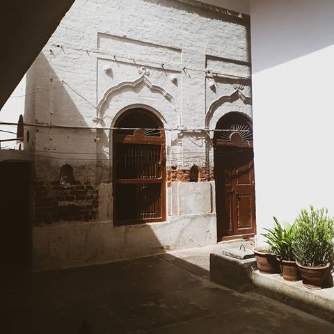 نانی کا گھر 
#igpakistan #sindh #Pakistan #oldschool #oldisgold #antiquehouse #oldhouse #bookbee #bookstagrampakistan #igdoors #beautifulhouse #olddoors #architecture #architects #dawndotcom #oldrelic #lifeisbeautiful