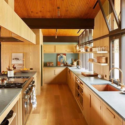 50 shades of wood grain. The #midcentury kitchen of our dreams.
📸: @yoshihiromakino
🔨: @studioshamshiri