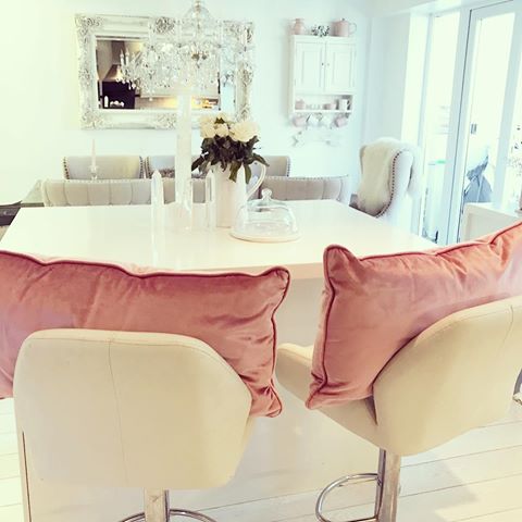 Morning insta beauts after not sleeping properly for days I had a marathon sleep so Gota try and get loads done today . .
.
.
.
.
.
.
.
.
.
.
.
#kitchen #barstools #kitchenisland #breakfastbar #whitehome #pinkhome #modernhomes #whiteinterior #persuepretty #prettyinpink #pinkkitchen #kitchendesign #kitcheninspo #interiorstyle #lovelysquares #interiorstyle