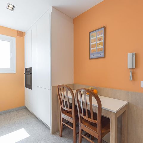 Despensa i zona d’esmorzar a la cuina d’Habitatge U552 📸 @dbcphotoarq 
#kitchendesign #kitchen #interiordesign #interiordesigner #architecturephotography #orange #oak 
Mobiliari Cuina: Estudi Casaconfort