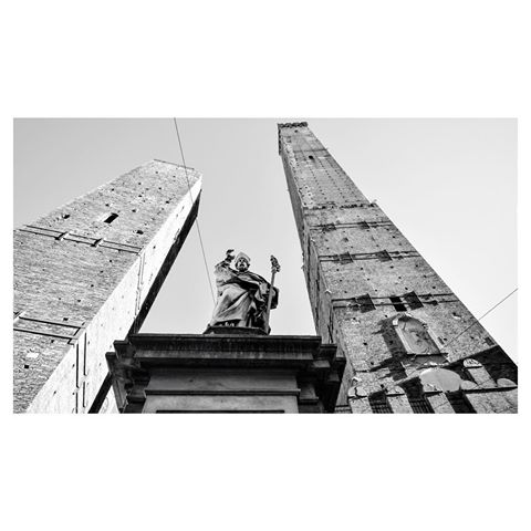 The Two Towers ⚫️⚪️
.
.
🔜
#italy🇮🇹 #italia #🇮🇹 #bologna #bolognacentro 
#black #white #blackandwhite #bnw #bnwaddicted 
#photography #photo #foto #street #streetphoto #streetphotography #urban #urbanstyle # #urbanphoto #urbaphotography #art #capturestreet #streetart #streetartist #nikon #nikonitalia #nikonitaliaofficials