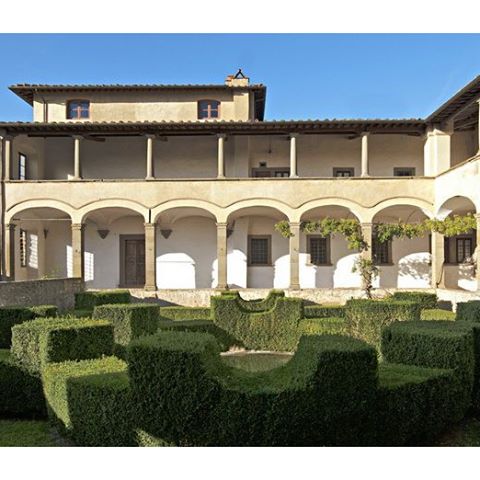 16th century villa, 🏡 former monastery, set in a secluded but non-isolated position just 10 km from Florence.
Total surface area of 1.189 sq.m includes 11 bedrooms and 8 bathrooms. 🛌
Large, impressive hall with frescoes, historic courtyard and 9 hectares of land with olive grove.
🌍 Location: Florence - Tuscany - Italy 🇮🇹
More info here: https://bit.ly/2IIxgKP
📧 Contact us at info@casait.it
#casaitalia #casaitaliainternational #luxuryrealestate