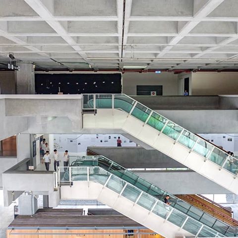 04.19.2019
#fineart #museum #lobby #building #design #architecture #escalator #photography #fujifilm #xt10