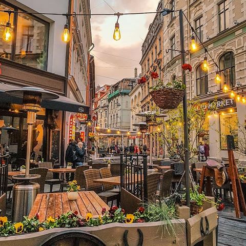 Do you like this place? #rigatraveltour
Tag someone or comment if you like this!
📸 @kosheleva_el
⠀
On a photo you can see The street of Old Town 🏢
⠀
On the foreground the "Steiku Haoss" Restaurant 🥩
⠀
You can find this place on Audēju iela 2📍
