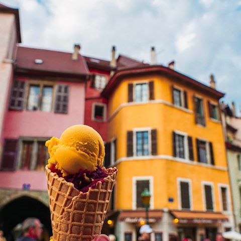 #icecream #annecy #colorful #topfrancephoto #topeuropephoto #france #wanderlust #igersannecy #savoie #visitlafrance #travelfrance #vacation  #colorfulhouses #smalltown #beautifultown #turismo