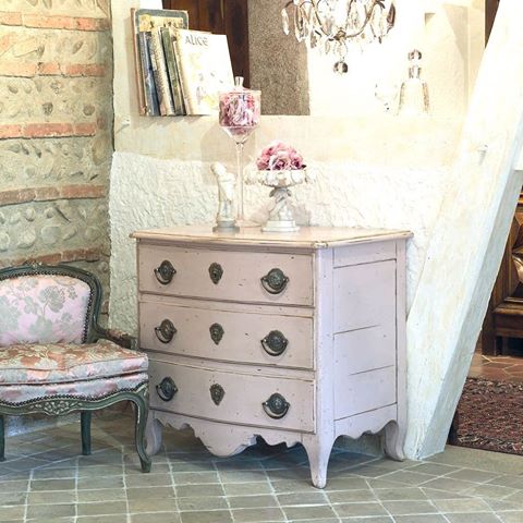 I love this beautiful chest of drawers Gustavian from @atelier_brou 😍So feminine with this pastel pink colour!⠀
*⠀
*⠀
*⠀
*⠀
*⠀