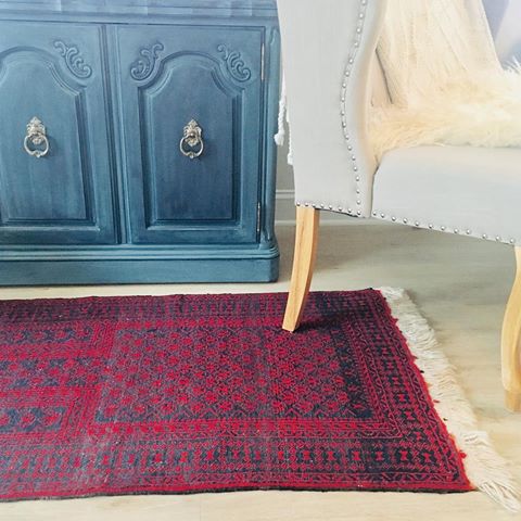 Love this baby rug, so soft, perfect condition, beautiful. #vintagerug 
#vintagerugs #interior #home #house #apartment #homegoodsfinds #housebeautiful #interiores #interiorforyou #interiordesigner #interiordesign #woolrug #handknitted #rugs #vintagerugs #handmaderugs