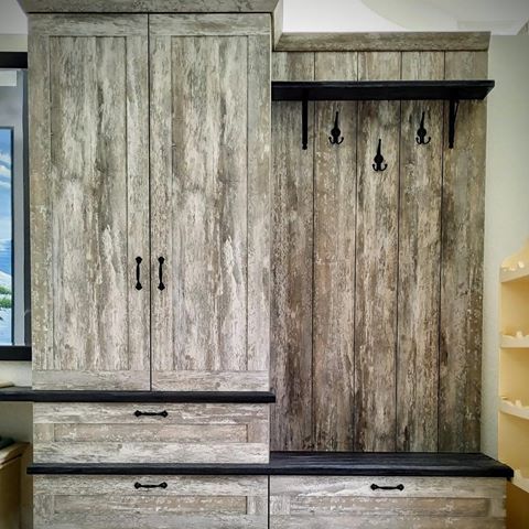Traditional + modern in our syncron ICE finish. This is a great Job and an example on how to use the newest materials with a rustic look. 👉feel the innovation!
#cabinetdoors #interiordesign #moderndesign #traditionaldesign #rusticdecor #woodendecor #homeimprovement #luxurydesign #modernkitchen #kitchendesign #kitchencabinets #contemporarykitchen #kitcheninspo #lioher #lioherusa #madeinusa #lasvegas #contractor #miamicontractors #lasvegascontractors #losangelescontractor