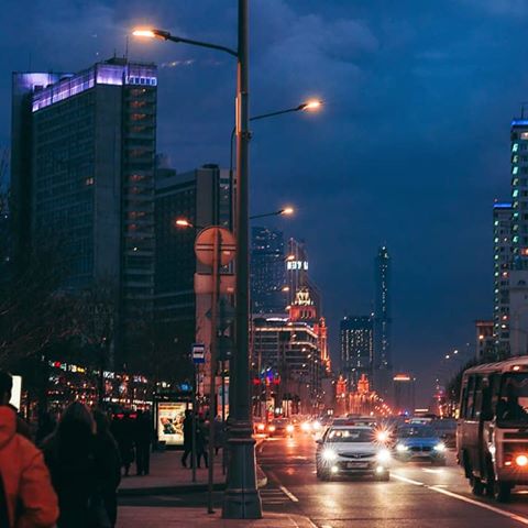 Город. Иногда, редко удается немного побродить по улицам с фотоаппаратом. 
#city #time #evening #photography #night #lightning #redandblue #nikon #buildings