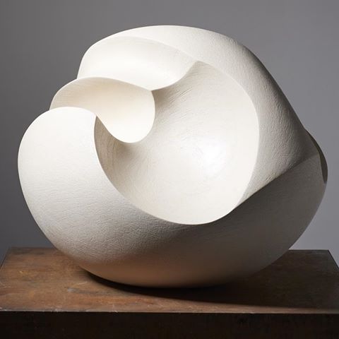 Powerful ceramic form that reminds me of beautiful Arizona canyons. The duality of its concave and convex surfaces creates a dynamism bringing the piece to life. This work, entitled White Blade Form, was created by James Oughtibridge and measures 70 by 90 cm. He applied layers of slips, stains and oxides before firing it at 1240 degrees Celsius. Swipe I f you would like to peek at another one of his pieces. It is entitled Jet Black Concave.
.
.
.
.
.
.
.
.
.
.
#jamesoughtibridge #ceramicart #ceramicartist #ceramicartlondon #ceramicsculpture #decoratingwithart #ceramicslovers #contemporaryinterior #contemporaryart #contemporaryceramics #contemporaryceramicsculpture #artslondon #sculpture #artcollectors #collectibledesign #artcollector #architecturelovers #interiordesign #interiordecor #decor #interiorstyle #luxurydecor #luxurydesign #elledecor #theworldofinteriors #sculpture #interiordecor #interiordecoratingideas #craftpottersuk