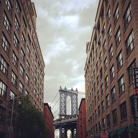 One of the tourist spots right in the heart of Dumbo, Brooklyn 🗽
.
.
.
.
.
.
.
.
.
.
.
.
.
.
#dumbo #brooklyn #nyc #newyorkcity #tourist #manhattanbridge #buildings #alleyway #iconic #spot #saturday #weekend #spring #april #2019 #cloudy #ftnnyc