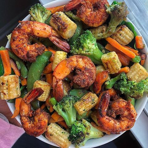 Also check @foodtipz .
.
Leftover blackened shrimp + easy frozen stir fried veggies heated over medium heat for 6-8 minutes (I thaw them beforehand) with coconut aminos added to them. Sooo tasty 😍😍
.
Credit: @choosing_balance