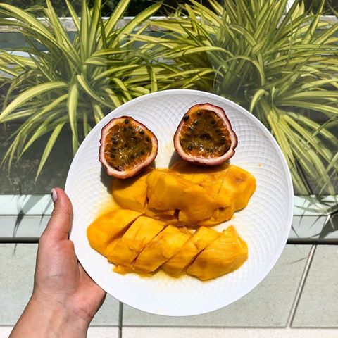Любовь 💗 с первого кусочка. 
Кто не пробовал НАСТОЯЩЕЕ манго с НАСТОЯЩЕЙ маракуйей, тот не знает жизнь.  Манго с маракуйей — одно из самых популярных фруктовых сочетаний в мире. А может, и самое популярное, надо проверить🤔 
А ещё в манго 🥭 больше витамина С, чем в лимоне и апельсине. ☝🏻 #манго #рай #завтраквтайланде #таиланд #мамаблогер #мойзавтрак #путишествия #маракуйя #мамавдекрете #мама #