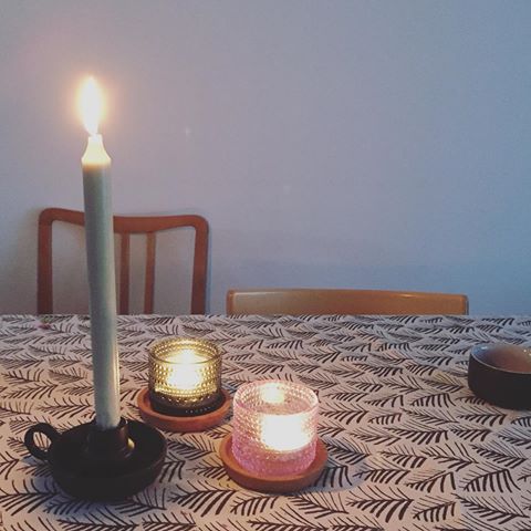 Vielä voi fiilistellä kynttilöillä iltaisin, vai mitä...😌 #home #candles #mynordichome #instablogitfinland #secondhandstylefinland Artekin 69-tuolit #torilöytö. Vintage-tuolit puolestaan saatu äidiltäni. 🎯