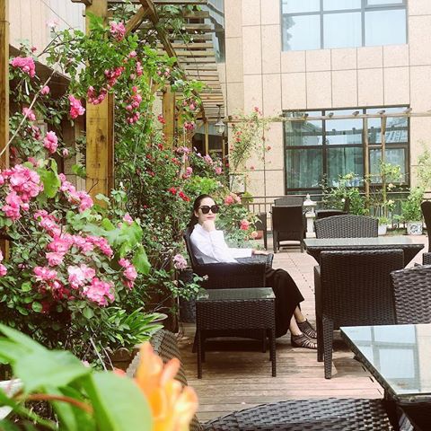 Nước xuân sinh sôi,
Rừng xuân mơn mởn,
Gió xuân 10 dặm,
Chẳng thể bằng người!
~Phùng Đường~
🌿🌸🌱🌹🌼
#poem #todaymood #mood #sundayfunday #rosegarden #myhotel #hospitalitylife #life #lifediaries #lifestyle #relax #hotel #business #travel #suining #china #wheninchina